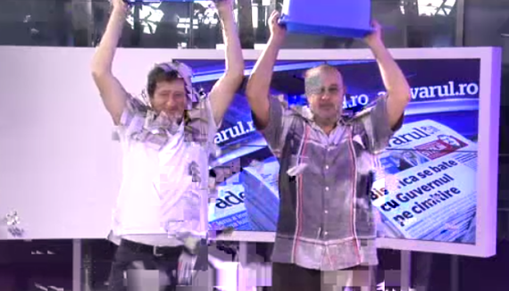 „Ice Bucket Challenge“, varianta „Adevărul“. Ziarul răspunde iniţiativei Prima TV. Băsescu, Gâdea şi Kovesi, invitaţi să accepte provocarea