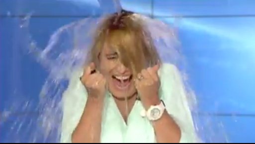 VIDEO. Andreea Esca a acceptat să i se toarne o găleată cu apă cu gheaţă în cap. La fel şi CEO-ul postului, Aleksandras Cesnavicius