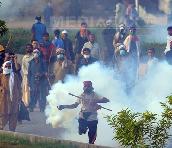 Manifestanţi antiguvernamentali pakistanezi opresc emisia televiziunii publice