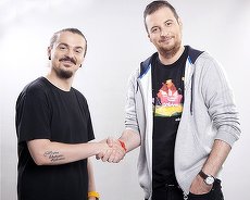 “Protestatarul plătit” de Băsescu să-l bruieze pe Mircea Badea, rubrică la Kiss FM. Cine sunt cei care prezintă dimineaţa Kiss FM în locul cârcotaşilor? Stand-up comedianţii şi “CV-urile” lor.