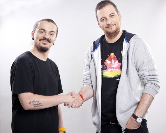 “Protestatarul plătit” de Băsescu să-l bruieze pe Mircea Badea, rubrică la Kiss FM. Cine sunt cei care prezintă dimineaţa Kiss FM în locul cârcotaşilor? Stand-up comedianţii şi “CV-urile” lor.