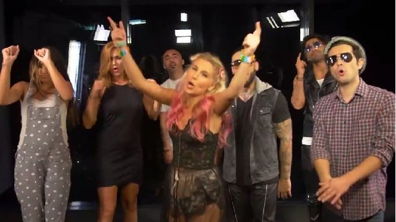 VIDEO. Vedetele luate peste picior de matinalii Kiss FM au lansat o melodie dedicată acestora: „Cine-s Sergiu şi Andrei?”