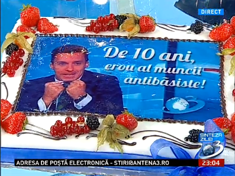 FOTO. În gura presei a împlinit un deceniu. Mesajul de pe tortul lui Badea: „De 10 ani, erou al muncii antibăsiste"