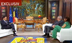 Gâdea şi Badea îşi fac emisiunile în "biroul preşedintelului". Platoul Antena 3 copiază cabinetul de la Cotroceni pe perioada campaniei