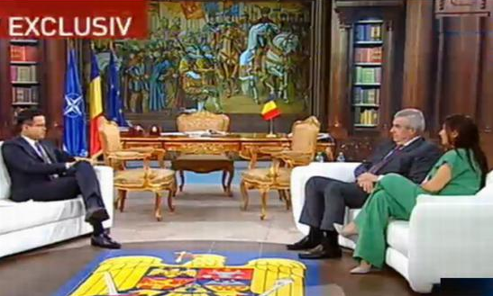Gâdea şi Badea îşi fac emisiunile în "biroul preşedintelului". Platoul Antena 3 copiază cabinetul de la Cotroceni pe perioada campaniei