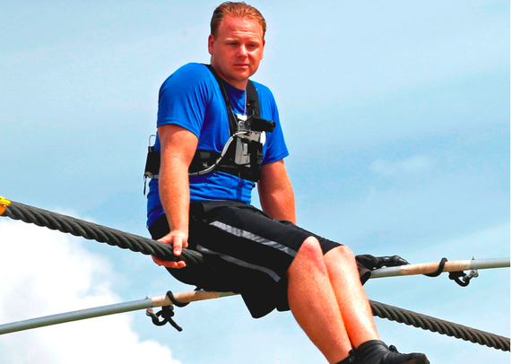 Nik Wallenda, legat la ochi şi fără cabluri, va traversa la înălţime distanţa dintre doi zgârie-nori, în direct pe Discovery Channel