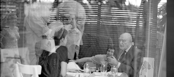 TVR, programare cu peripeţii a filmului „Zi că-ţi place!” după piesa lui Valentin Nicolau, fost şef al instituţiei. Filmul, scos şi reintrodus în grilă