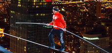VIDEO. Nik Wallenda, "regele mersului pe sârmă", a doborât două noi recorduri mondiale, traversând distanţa dintre doi zgarie-nori din Chicago