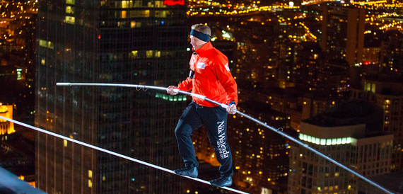 VIDEO. Nik Wallenda, "regele mersului pe sârmă", a doborât două noi recorduri mondiale, traversând distanţa dintre doi zgarie-nori din Chicago