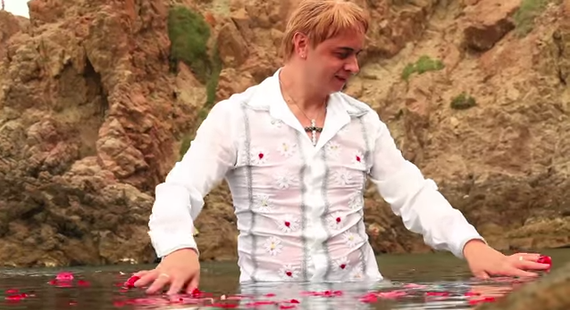 VIDEO. Solistul piesei "Ca o apă cristalină" s-a supărat pe Mircea Badea că a râs de el. Îl dă în judecată