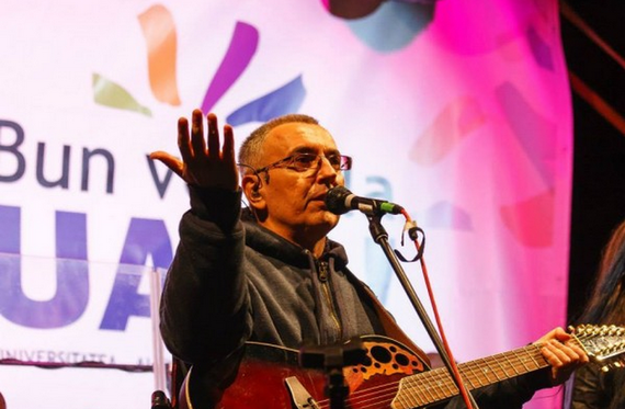 Dan Teodorescu, solistul trupei Taxi, a lansat parodia electorală “Răul mic vs Răul mare”