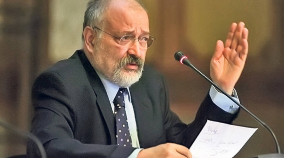 Telejurnalul televiziunii publice a ignorat complet manifestaţiile de vineri. În schimb a amintit de cele din Ungaria şi Italia