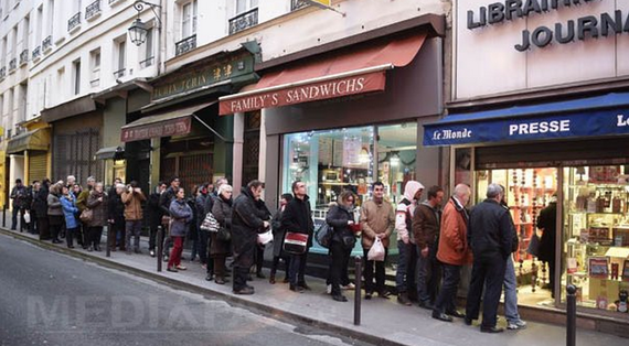 Cozi pentru cumpărarea Charlie Hebdo, la prima oră. Primul număr al revistei de după atac, epuizat  la chioşcurile din Franţa. Tirajul va fi suplimentat