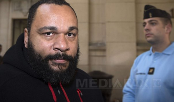 Umoristul francez Dieudonne, plasat în arest preventiv pentru susţinerea terorismului