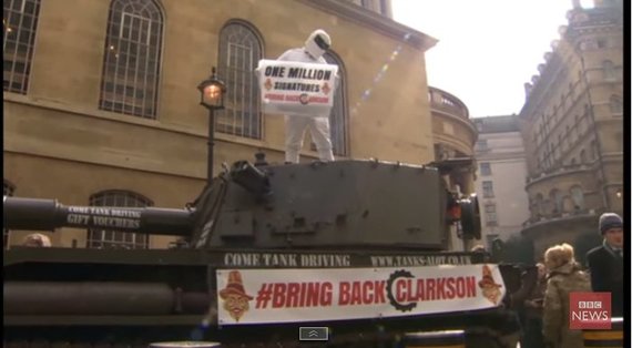 VIDEO. Petiţia pentru readucerea lui Clarkson la Top Gear, dusă cu tancul la BBC