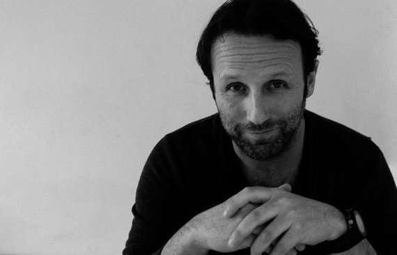 Publicitarul Andrei Cohn lansează filmul „Acasă la tata” în deschiderea Festivalului Filmului European