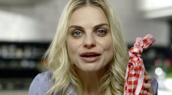 VIDEO. Jojo, de la Rexona, la cremwurşti. Ea îl prezintă pe „Şerveţel”, vedeta noilor spoturi Caroli