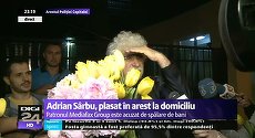 FOTO. Adrian Sârbu, nicio declaraţie la ieşirea din arest. Le-a împărţit jurnalistelor flori