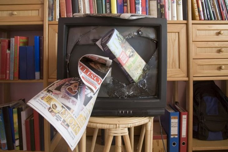 Kaputter Fernseher in einem Wohnzimmer