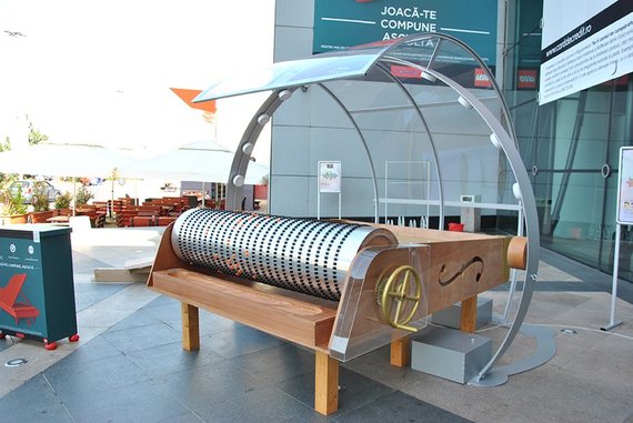 GALERIE FOTO. Agenţia FCB a realizat o cutiuţă muzicală imensă cu ocazia Festivalului Enescu