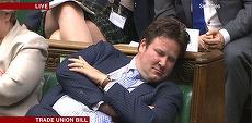 BBC şi-a cerut scuze după ce a publicat o poză cu un parlamentar sugerând că acesta doarme în plen