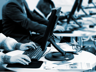 Peste jumătate dintre românii cu internet citesc bloguri