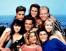 VIDEO. Serialul Beverly Hills 90210 a împlinit 25 de ani de la lansare. Cum arăta primul episod