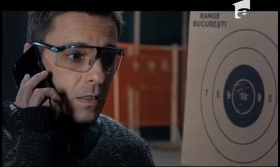 VIDEO. Scaunele de şpagat le-ai scos, mamă, la mezat. Mircea Badea şi mama lui, într-o reclamă la un site de anunţuri