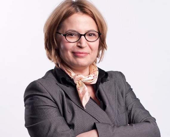 Dorothea Ionescu Vânău, într-un text remarcabil: Românie, cum de te-au furat toţi mogulii ăştia bişniţari şi te-au vândut pe nimic, la colţ de stradă, ca pe o târfă? Românie, ce proastă ai fost!