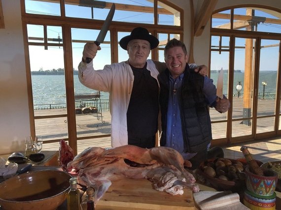 Pavel Bartoş în deschiderea noului sezon Politică şi delicateţuri, de la TVR 1