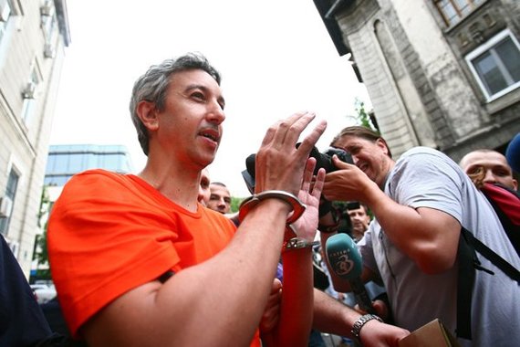 Ce cărţi despre jurnalism au scris „marii cărturari” din spatele gratiilor. Dan Diaconescu: „Tehnici ştiintifice de realizare a interviului modern”