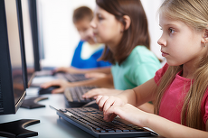 STUDIU. Copiii din Marea Britanie petrec mai mult timp online decât în faţa televizorului