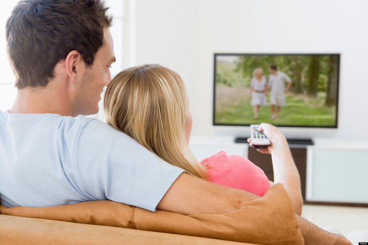 Cât se uită românii la TV? Tinerii stau mult mai puţin, faţă de media de consum