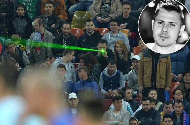 Fotografia în care Florentin C. este surprins căutând cu raza laser feţele jucătorilor de la ASA. Foto: Mediafax, Alexandru Dobre