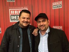 Bobonete şi Adrian Văncică, actorul care-l joacă pe „Celentano” în Las Fierbinţi, imaginea Brico Depot