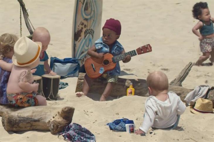 VIDEO. Evian, o nouă reclamă cu bebeluşi, după spoturile de succes din anii trecuţi