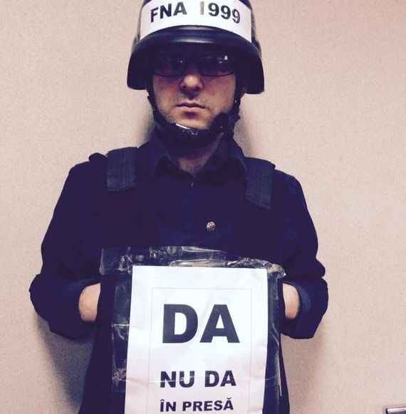 VIDEO. Se întâmplă peste Prut: un jurnalist a mers la o conferinţă cu cască şi vestă antiglonţ