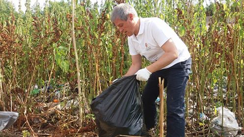 Viralul zilei. O fotografie cu peste 1.300 de distribuiri în doar o oră: un premier adunând gunoaie