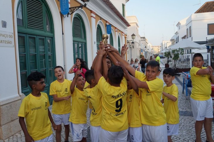 FOTO. Copiii de la Şcoala Socială de Fotbal Real Madrid au jucat fotbal în Portugalia. Prima TV, partener al proiectului social