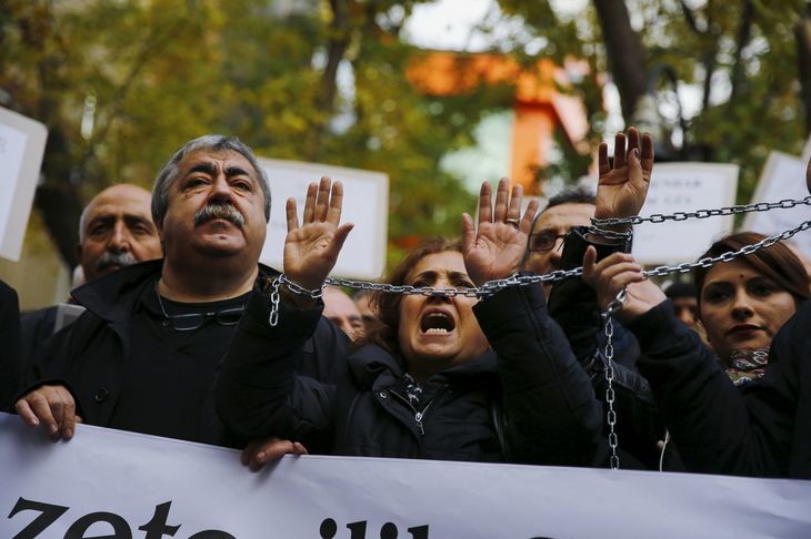 Autorităţile turce au emis mandate de arestare pentru 42 de jurnalişti