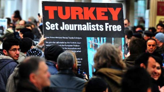 Federaţia Europeană şi cea Internaţională a Jurnaliştilor, campanie de solidaritate cu presa din Turcia
