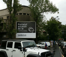 FOTO. Campanie inedită la un site de fashion: Ce se se întâmplă cu cei care poartă "excesiv" ie sau haine aurii