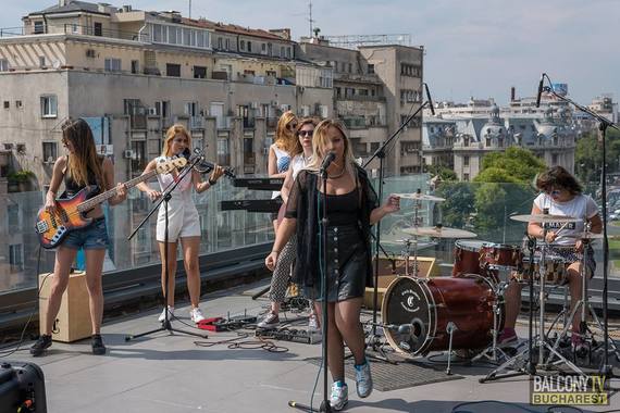 VIDEO. Cu vocea pe balcon. O echipă de români filmează pentru proiectul internaţional Balcony TV