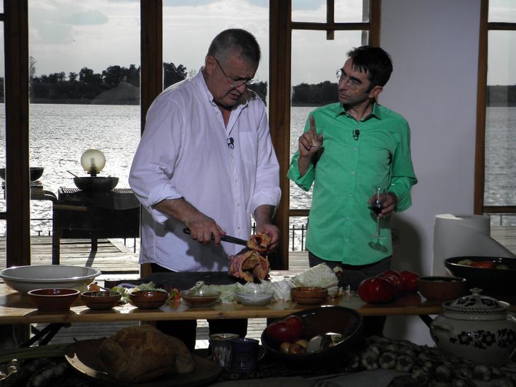 Mircea Dinescu şi invitatul Mihai Găinuşă gătesc raţă la prima ediţie de „Politică şi delicateţuri”