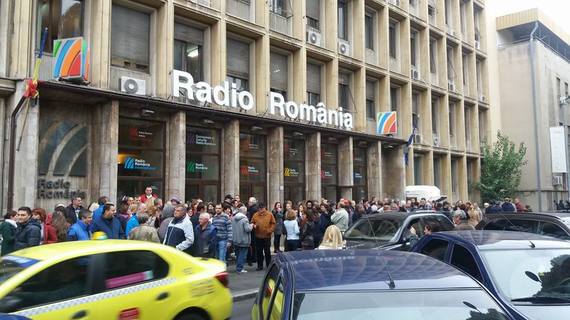 Mai mulţi angajaţi ai radioului public, protest faţă de eliminarea taxei radio-TV