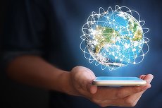 PREMIERĂ. Oamenii intră pe net mai mult de pe tablete şi telefon. Au depăşit global desktop-ul. Ce ţări au înclinat balanţa