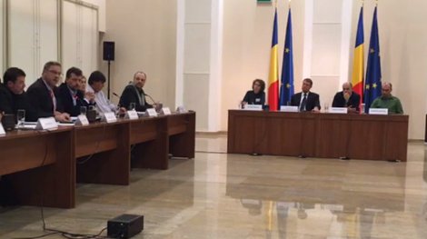 DEZBATERE. Iohannis, despre taxa TV - Întrebarea „taxă da sau nu?” se poate traduce: televiziune şi radio „publice sau de stat”