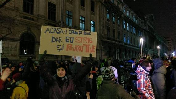 Ce nu s-a transmis la TV s-a văzut live pe Facebook. Milioane de oameni au urmărit online protestele împotriva legii graţierii