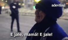 VIRALUL ZILEI. Milioane de vizualizări. O bătrânică, în Piaţa Victoriei: „E jale, mamă. E jale!”
