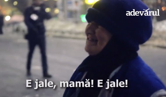 VIRALUL ZILEI. Milioane de vizualizări. O bătrânică, în Piaţa Victoriei: „E jale, mamă. E jale!”